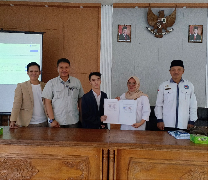 Dokumentasi Implementasi dan Pelatihan Penggunaan Sistem Informasi Surat Menyurat Berbasis Web di Desa Cikoneng